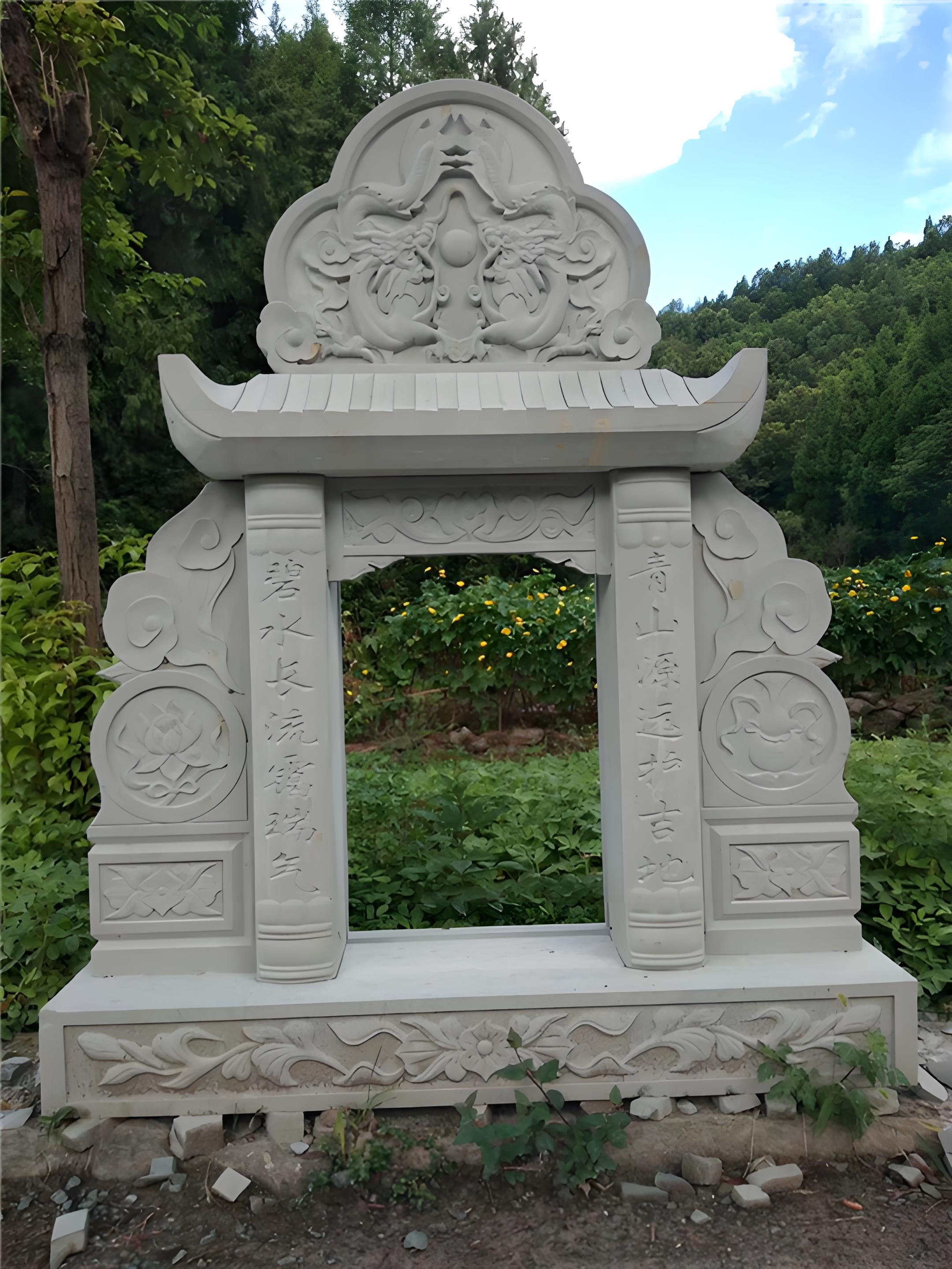 青石墓碑作為古代墓葬文化中的重要組成部分，承載著豐富的歷史背景和深刻的意義。在古代社會(huì)中，青石墓碑起著記錄和紀(jì)念的作用，不僅承載著逝者的姓名、生平經(jīng)歷和家世，還反映了當(dāng)時(shí)社會(huì)的文化、宗教、價(jià)值觀念等方面。青石墓碑的存在不僅是對(duì)逝者的尊重與懷念，也是對(duì)歷史的延續(xù)和對(duì)后人的啟示
