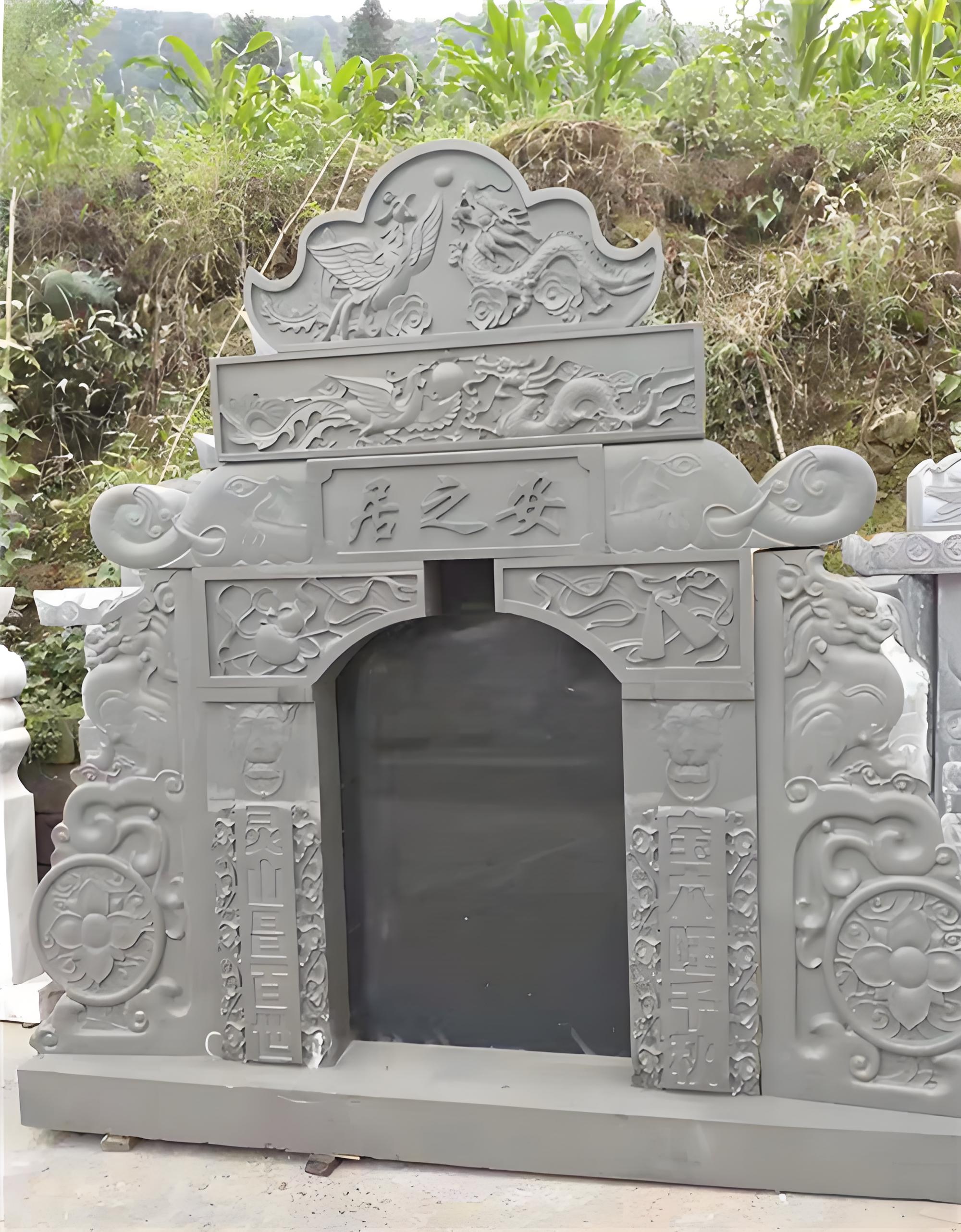 青石墓碑作為古代墓葬文化中的重要組成部分，承載著豐富的歷史背景和深刻的意義。在古代社會(huì)中，青石墓碑起著記錄和紀(jì)念的作用，不僅承載著逝者的姓名、生平經(jīng)歷和家世，還反映了當(dāng)時(shí)社會(huì)的文化、宗教、價(jià)值觀念等方面。青石墓碑的存在不僅是對(duì)逝者的尊重與懷念，也是對(duì)歷史的延續(xù)和對(duì)后人的啟示。