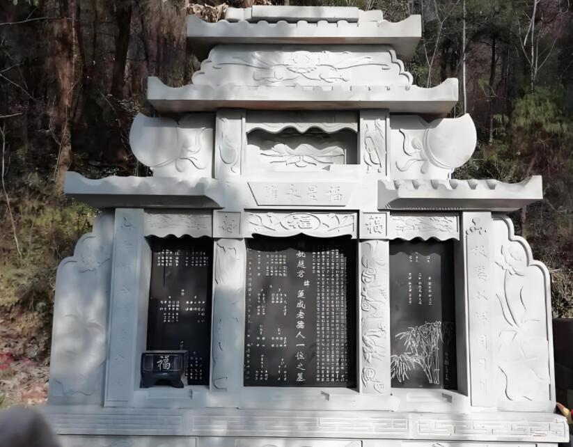 青石墓碑作為古代墓葬文化中的重要組成部分，承載著豐富的歷史背景和深刻的意義。在古代社會(huì)中，青石墓碑起著記錄和紀(jì)念的作用，不僅承載著逝者的姓名、生平經(jīng)歷和家世，還反映了當(dāng)時(shí)社會(huì)的文化、宗教、價(jià)值觀念等方面。青石墓碑的存在不僅是對(duì)逝者的尊重與懷念，也是對(duì)歷史的延續(xù)和對(duì)后人的啟示。